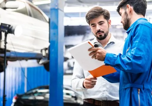 Fahrzeug in der Werkstatt während der Reparaturzeit